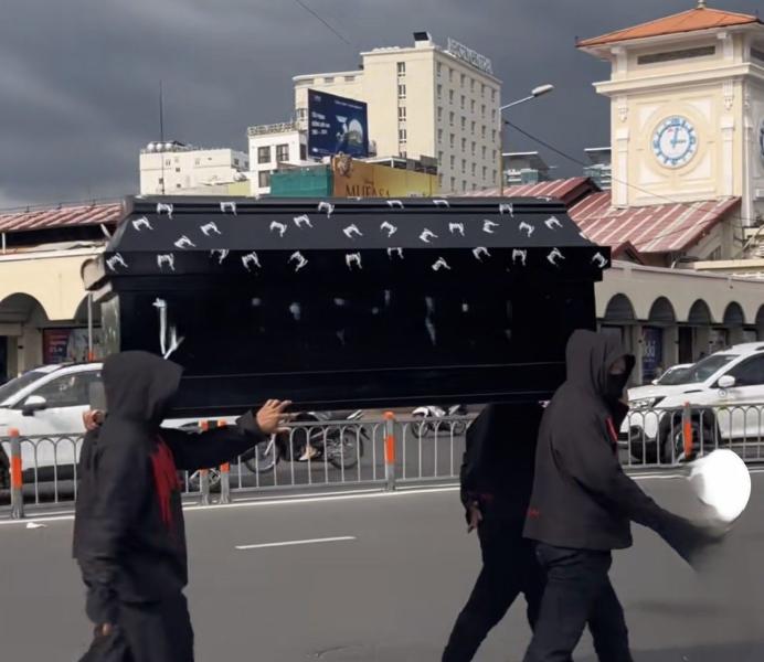 Hình ảnh nhóm thanh niên mang quan tài đi trước chợ Bến Thành (Quận 1) gây phản cảm. Ảnh: Đông Hoàng