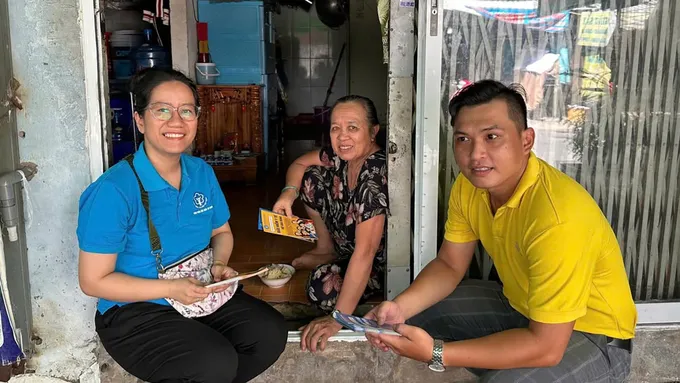 Viên chức, người lao động cơ quan BHXH khu vực XXVII tuyên truyền chính sách BHXH đến người dân