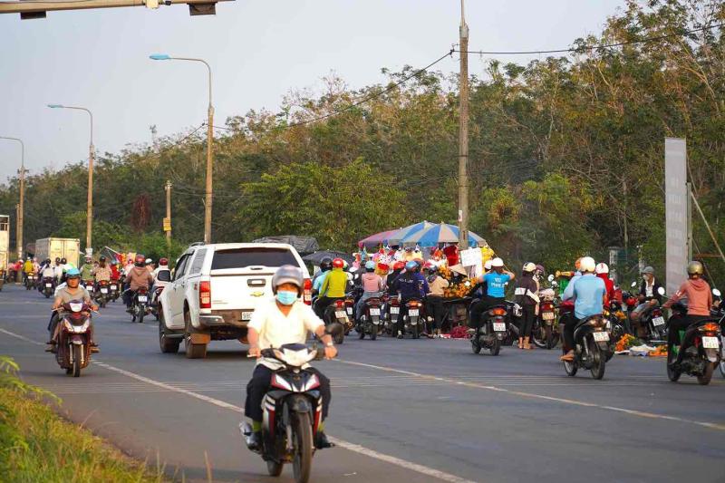 Đường 769 kết nối sân bay Long Thành hiện tại nhỏ hẹp. Ảnh: HAC