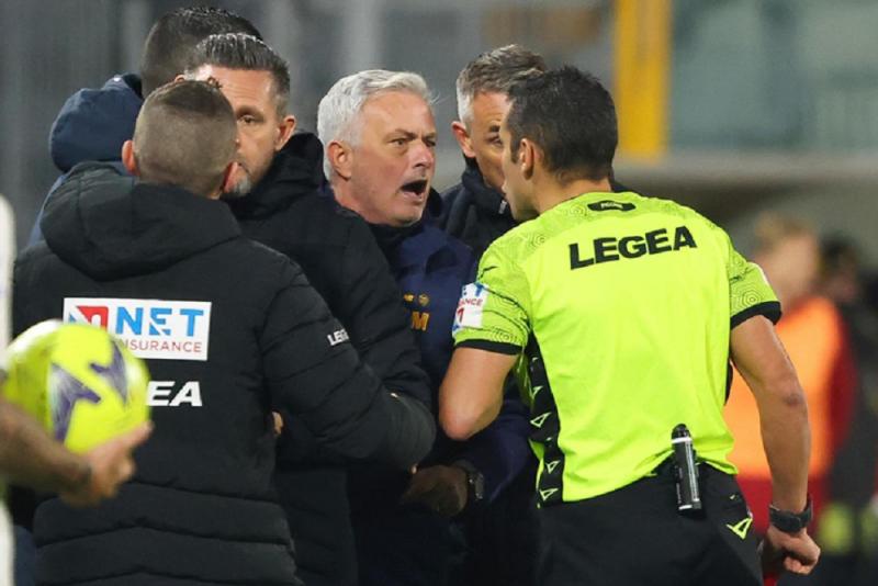 hlv mourinho bi duoi roma thua soc truoc doi 27 nam khong thang tai serie a 01