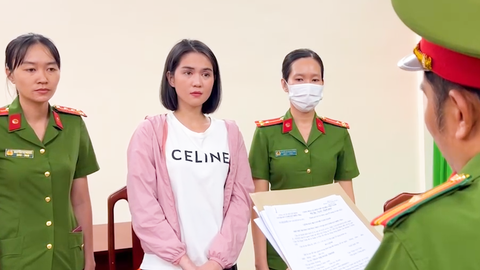 Ngọc Trinh nghe đọc lệnh tạm giam. Ảnh: Công an cung cấp