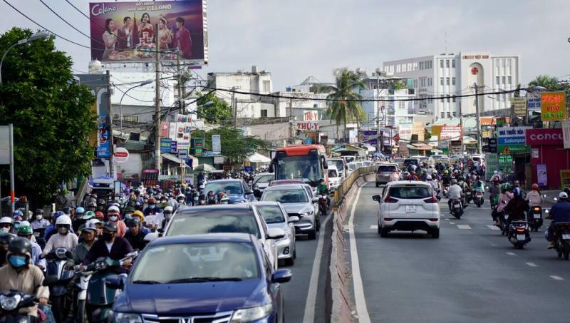 Quốc lộ 13 thường xuyên ùn tắc do chỉ có 4 làn xe.  Ảnh: Anh Tú