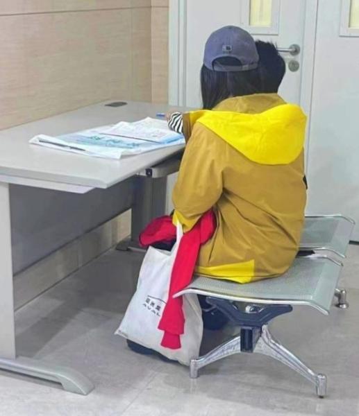 Chuyện học đường - Dịch cúm bùng phát, học sinh Trung Quốc vừa truyền nước vừa làm bài tập về nhà trong bệnh viện (Hình 2).