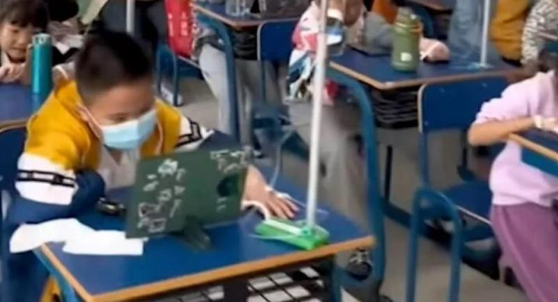 Chuyện học đường - Dịch cúm bùng phát, học sinh Trung Quốc vừa truyền nước vừa làm bài tập về nhà trong bệnh viện (Hình 4).