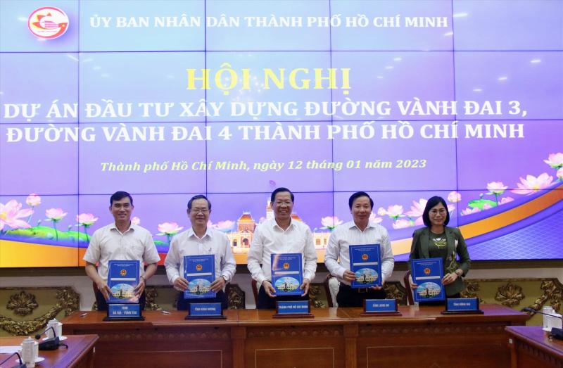 TPHCM và 4 địa phương Vành đai 4 TPHCM đi qua ký kết phối hợp thực hiện dự án.  Ảnh: Minh Quân