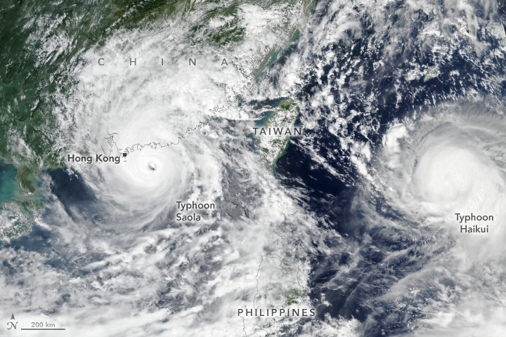Ảnh vệ tinh Bão Saola và Bão Haikui ngày 1.9.2023. Ảnh: NASA