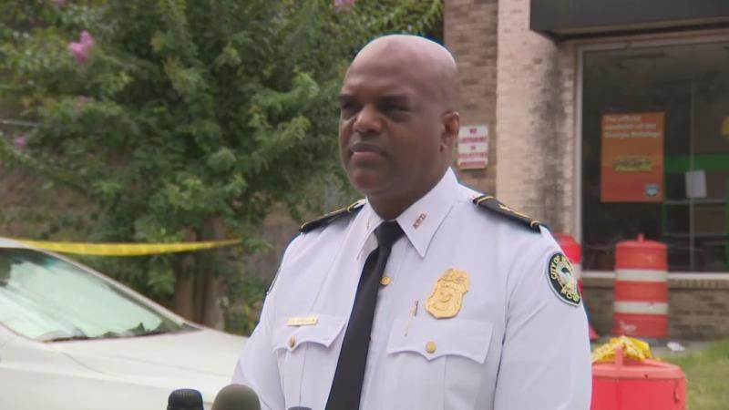 Phó cảnh sát trưởng Atlanta Charles Hampton Jr. phát biểu tại nhà hàng nơi xảy ra vụ nổ súng. Ảnh: AP.
