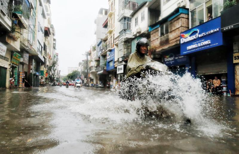 Điểm ngập trên phố Nguyễn Khuyến hồi tháng 7/2019, khi chưa có bể ngầm chứa nước mưa. Ảnh: Giang Huy
