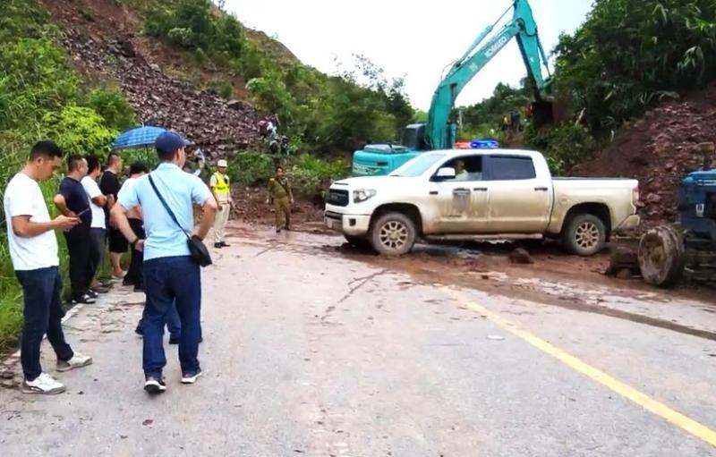 Đường về thủ đô Vientiane bị sạt lở. (Ảnh: Công an)