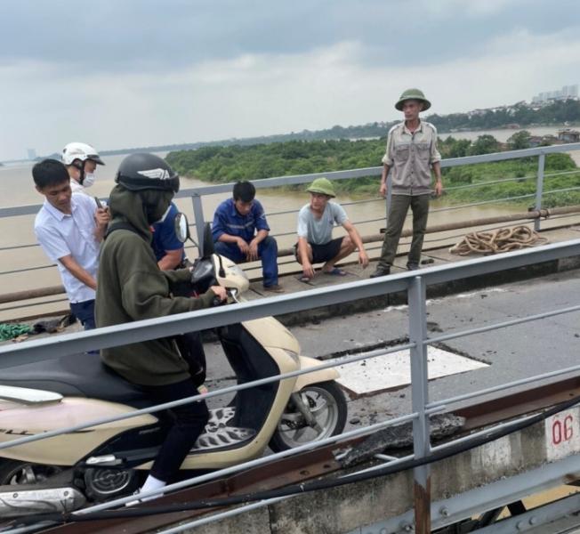 cầu long biên lại thủng lớn, đường sắt “vá” khẩn cấp