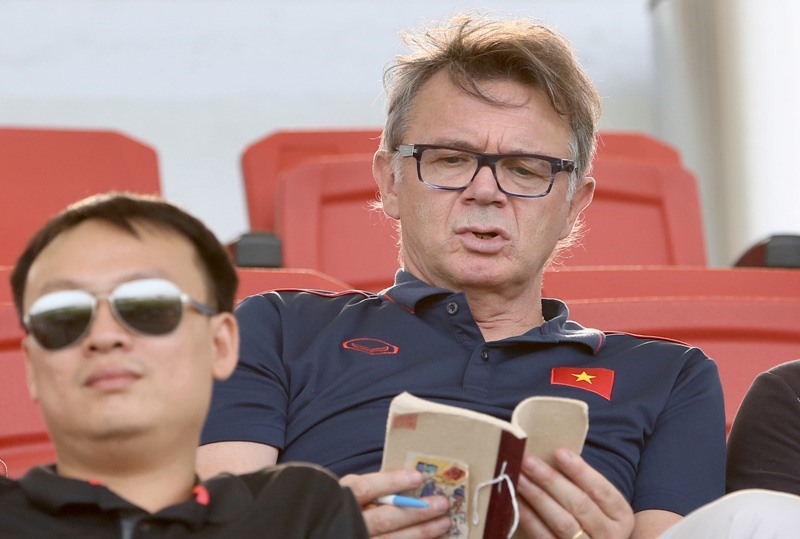 Ông Troussier luôn tận tâm với công việc, với phong cách huấn luyện đặc biệt. Ảnh: VFF
