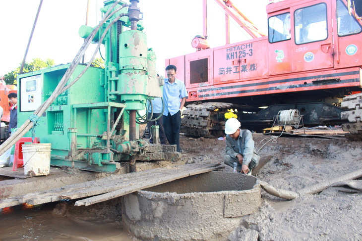 Vụ bé trai rơi xuống trụ bê tông: Sử dụng khoan xoáy nước áp lực cao để sớm nhổ trụ lên - Ảnh 3. Vụ bé trai rơi xuống trụ bê tông: Sử dụng khoan xoáy nước áp lực cao để sớm nhổ trụ lên - Ảnh 3.