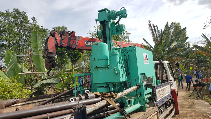 Vụ bé trai rơi xuống trụ bê tông: Sử dụng khoan xoáy nước áp lực cao để sớm nhổ trụ lên - Ảnh 2. Vụ bé trai rơi xuống trụ bê tông: Sử dụng khoan xoáy nước áp lực cao để sớm nhổ trụ lên - Ảnh 2.