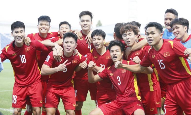 Cầu thủ Việt Nam mừng bàn gỡ hòa 1-1 của Vũ Tiến Long. Ảnh: Lâm Thỏa