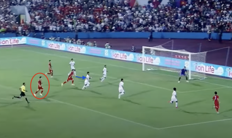Tình huống Tiến Linh chạy chỗ theo mũi tên xanh, hút ba cầu thủ Myanmar, để Hùng Dũng có khoảng trống phía sau và ghi bàn. Ảnh: chụp màn hình