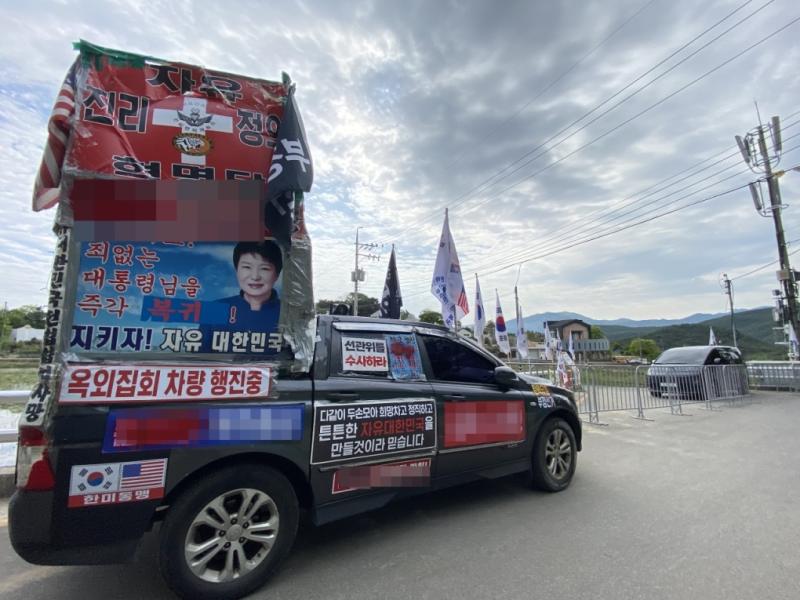 Cựu tổng thống Moon Jae-in làm vườn tại nhà riêng ở làng Pyeongsan, tỉnh Gyeongsang, miền nam Hàn Quốc. Ảnh: Twitter/Moon Jae-in.