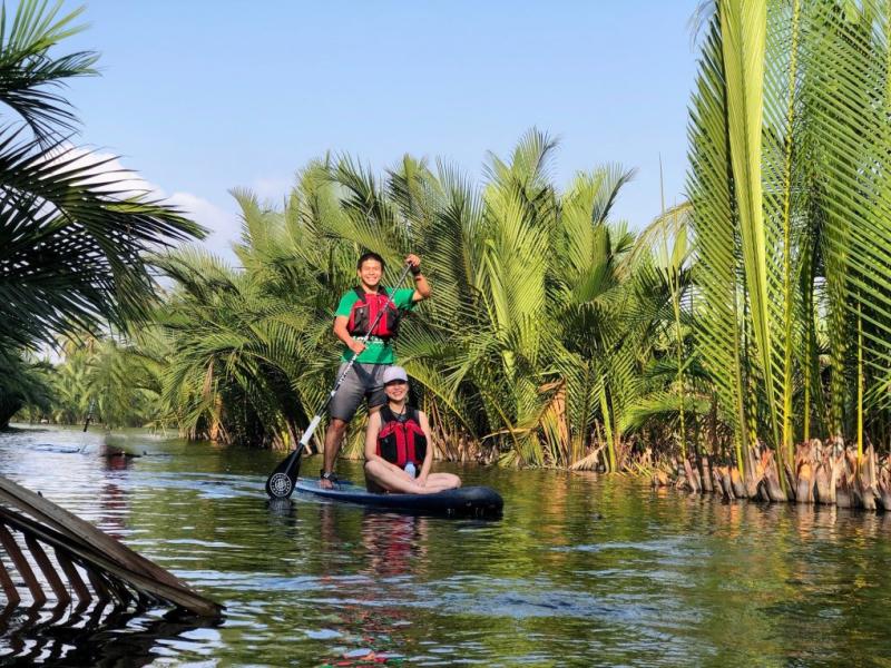 Chèo SUP ở Nhơn Trạch, Đồng NaiCách TP HCM chừng 25 km, huyện Nhơn Trạch, tỉnh Đồng Nai là nơi lý tưởng cho kỳ nghỉ cuối tuần của bạn. Khách có thể mua tour để trải nghiệm đạp xe, ăn trưa, lên thuyền đến điểm cắm trại và chèo SUP trên khúc sông Ông Kèo giao với rạch Ông Mai. Không gian xanh nơi đây hứa hẹn mang lại cho bạn nhiều năng lượng tích cực cho tuần làm việc tiếp theo. Ảnh: Huỳnh Quyết Thắng