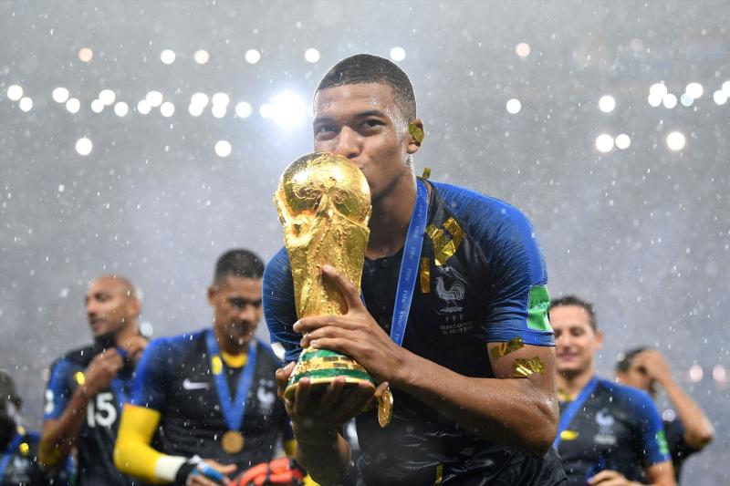 Kylian Mbappe và một số thành viên khác của đội tuyển Pháp được phép chạm vào Cúp vàng World Cup. Ảnh: FIFA