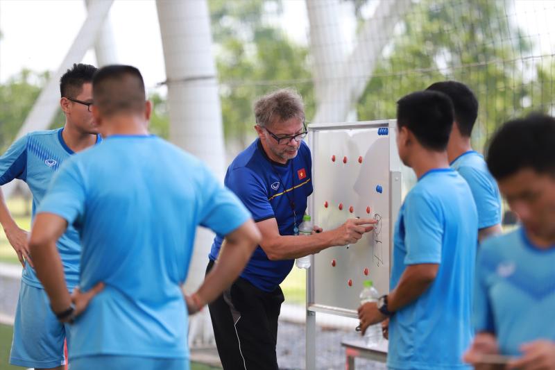 Tân huấn luyện viên Philippe Troussier sẽ giúp các cầu thủ trẻ tự giải quyết vấn đề của mình tại SEA Games 32? Ảnh: VFF