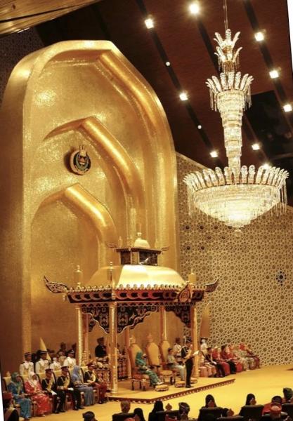 Quốc vương Bolkiah phát biểu tại Cung điện lớn nhất thế giới Istana Nurul Iman dát vàng. Ảnh: QC India.
