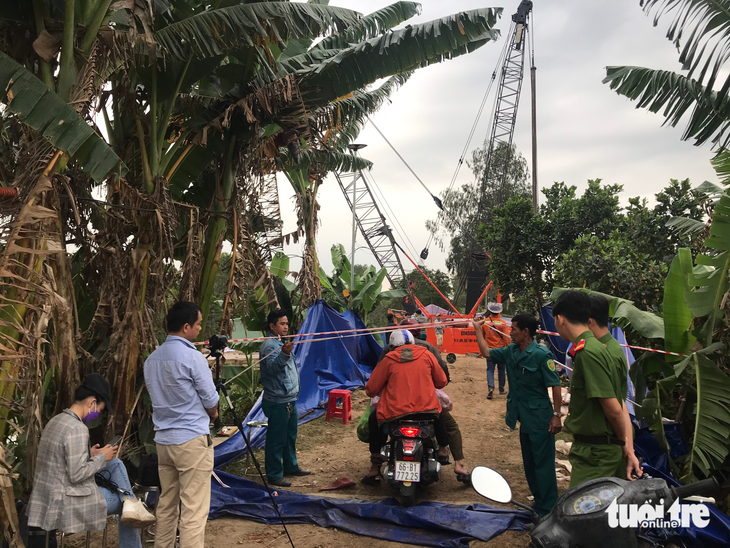 Dừng tìm kiếm, chờ thêm máy móc để giải cứu bé trai rơi xuống trụ bê tông sâu 35m - Ảnh 3. Dừng tìm kiếm, chờ thêm máy móc để giải cứu bé trai rơi xuống trụ bê tông sâu 35m - Ảnh 3.