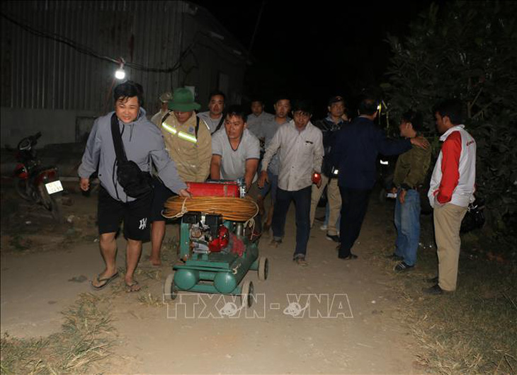 Dừng tìm kiếm, chờ thêm máy móc để giải cứu bé trai rơi xuống trụ bê tông sâu 35m - Ảnh 5. Dừng tìm kiếm, chờ thêm máy móc để giải cứu bé trai rơi xuống trụ bê tông sâu 35m - Ảnh 5.