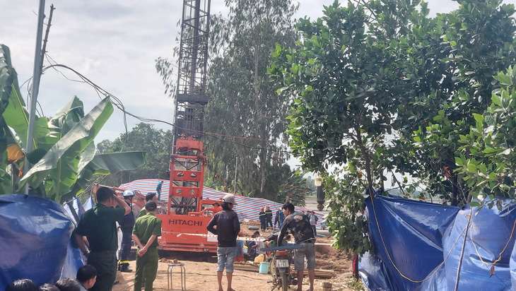 Dừng tìm kiếm, chờ thêm máy móc để giải cứu bé trai rơi xuống trụ bê tông sâu 35m - Ảnh 2. Dừng tìm kiếm, chờ thêm máy móc để giải cứu bé trai rơi xuống trụ bê tông sâu 35m - Ảnh 2.