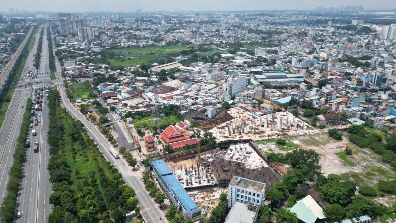 Cách đó khoảng 500 m về phía Xa Lộ Hà Nội là dự án Metro Star của chủ đầu tư C.T Group. Hai tòa tháp cao 30 tầng từ dự án dự kiến cung cấp khoảng 1.500 căn hộ. Sau thời gian gặp vướng mắc về pháp lý, dự án đến nay đã được thi công trở lại.