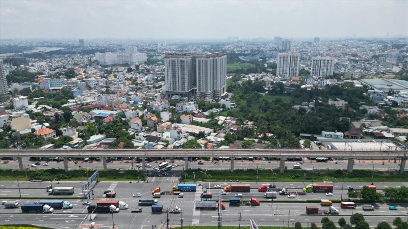 Cũng theo ghi nhận, đoạn nút giao Bình Thái (trên xa lộ Hà Nội) đến đường Phạm Văn Đồng dài 2,5 km tuy chưa triển khai xây dựng nhưng đã có hàng loạt chung cư vây quanh.