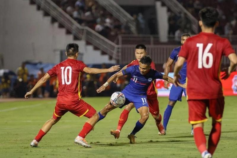 Sau 3 tháng, tuyển Singapore (áo xanh) đã có những thay đổi. Ảnh: The Straits Times