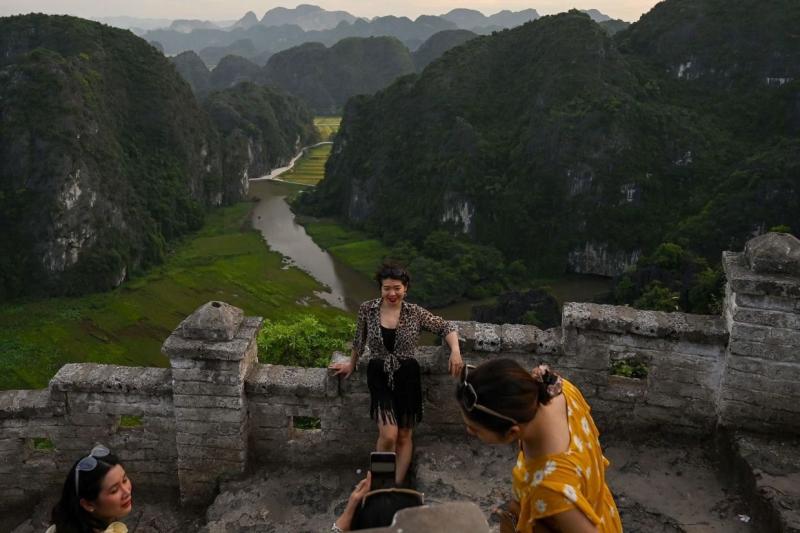 Khách du lịch chụp ảnh tại Hang Múa, Ninh Bình. Ảnh: AFP