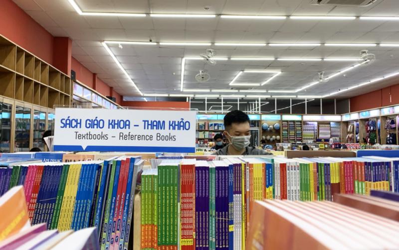 Người dân chọn mua sách giáo khoa tại một nhà sách ở TP Thủ Đức, TP HCM ngày 22/5. Ảnh: Mạnh Tùng