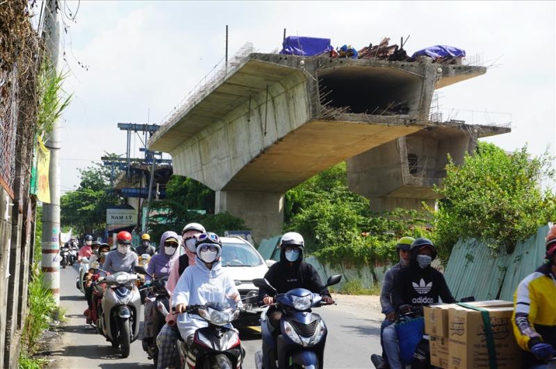 Dự án cầu Nam Lý (Thành phố Thủ Đức) dang dở nhiều năm vì vướng mặt bằng.  Ảnh: Minh Quân