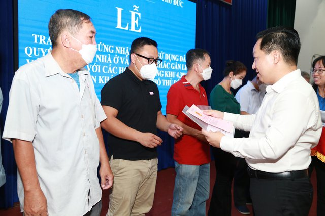 Trao giấy chứng nhận sở hữu nhà, đất cho người dân Thủ Thiêm - Ảnh 2. Trao giấy chứng nhận sở hữu nhà, đất cho người dân Thủ Thiêm - Ảnh 2.