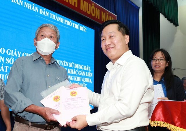 Trao giấy chứng nhận sở hữu nhà, đất cho người dân Thủ Thiêm - Ảnh 3. Trao giấy chứng nhận sở hữu nhà, đất cho người dân Thủ Thiêm - Ảnh 3.