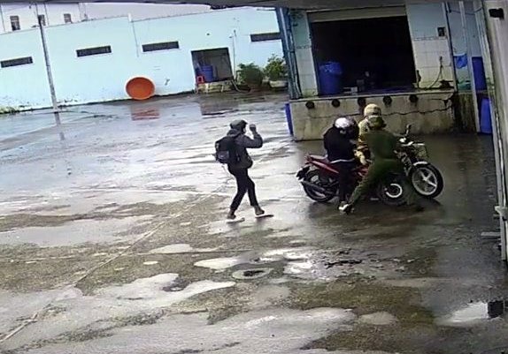 Hình ảnh được cho là công an đánh dân được Camara ghi lại lan truyền trên mạng xã hội. Ảnh: từ clip
