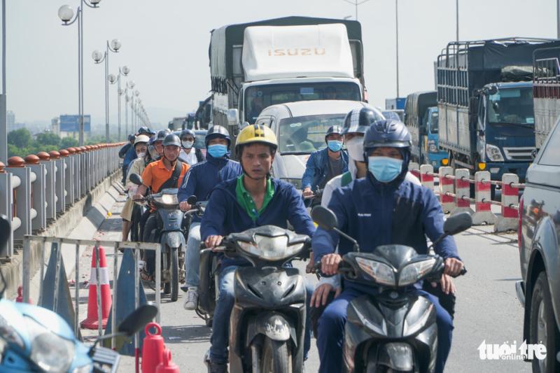 Hiện trường xe tải lao xuống sông Hồng sau khi tông đổ lan can sắt cầu Thanh Trì - Ảnh 7. Hiện trường xe tải lao xuống sông Hồng sau khi tông đổ lan can sắt cầu Thanh Trì - Ảnh 7.