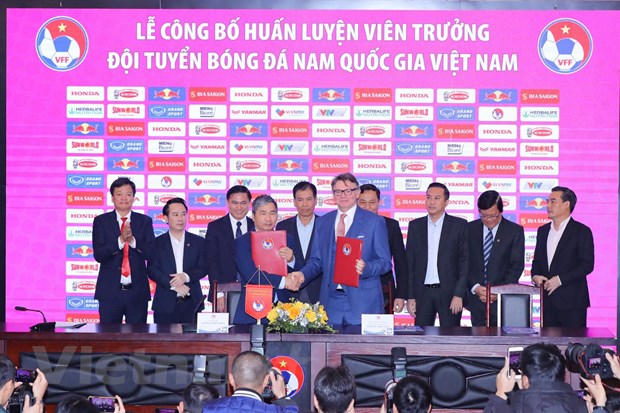 HLV Philippe Troussier chinh thuc ky hop dong voi bong da Viet Nam hinh anh 1