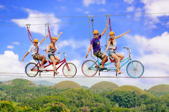 Đu dây bằng xe đạp tại Chocolate Hills Adventure ở Bohol, Philippines, là một trong những trải nghiệm đu dây tuyệt vời nhất mà du khách có thể có ở châu Á. Ảnh: Chocolate Hills Adventure