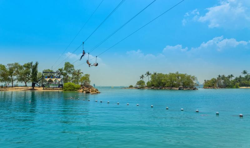 Đu dây ba người trên đảo Sentosa, Singapore. Ảnh: Shutterstock