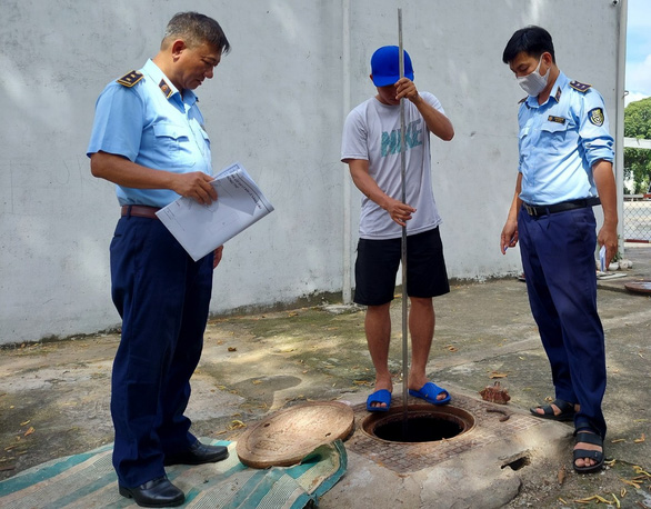 Thọc cây kiểm tra bồn chứa nhiều cửa hàng hết xăng, đúng là khô bồn - Ảnh 2.