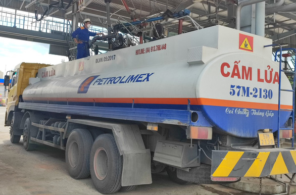 Thọc cây kiểm tra bồn chứa nhiều cửa hàng hết xăng, đúng là khô bồn - Ảnh 3.