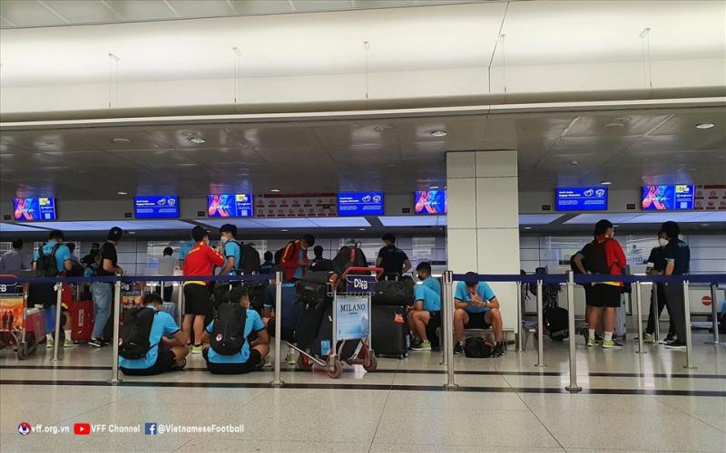 U23 Việt Nam có mặt tại sân bay để di chuyển sang Uzbekistan. Ảnh: VFF