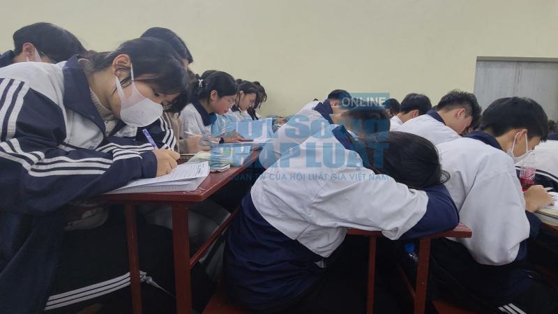 dang chu y trong khoang thoi gian tu lam de nay khong it hoc sinh trong lop voi anh mat met moi da guc xuong ban ngu nhung nguoi con tinh tao cung dang tran tro voi nhung cau3