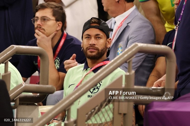 Neymar ngồi khán đài theo dõi Brazil thi đấu ở lượt cuối vòng bảng World Cup 2022. Ảnh: AFP