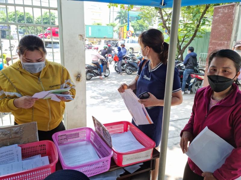 Nhiều người đến lấy số thứ tự làm thủ tục nhận BHXH một lần nhưng đành ra về vì đã hết số. Ảnh: Nam Dương