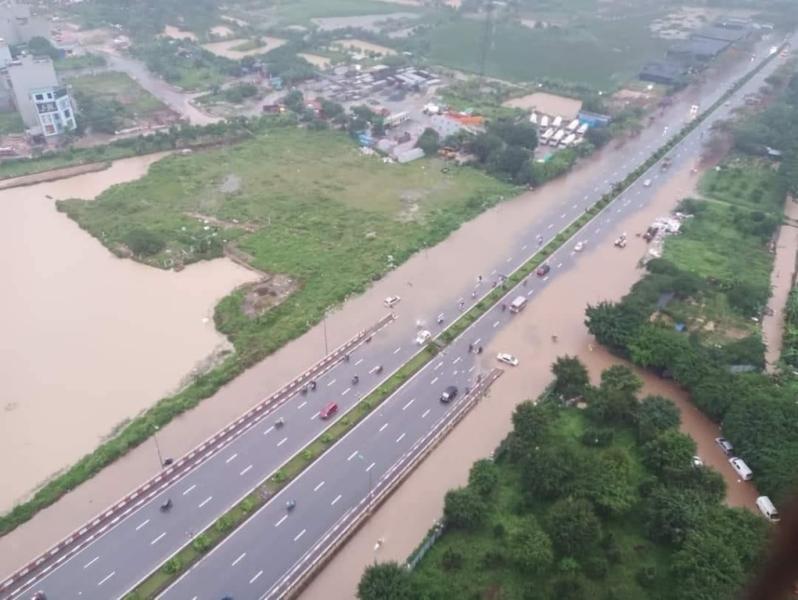 Nước ngập ở cầu vượt Dương Nội, sáng 23/5. Ẩnh: Hoàng Nguyên