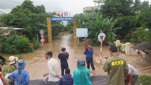 Phu Yen: Mua lu gay sat lo dat, giao thong bi chia cat o nhieu noi hinh anh 3