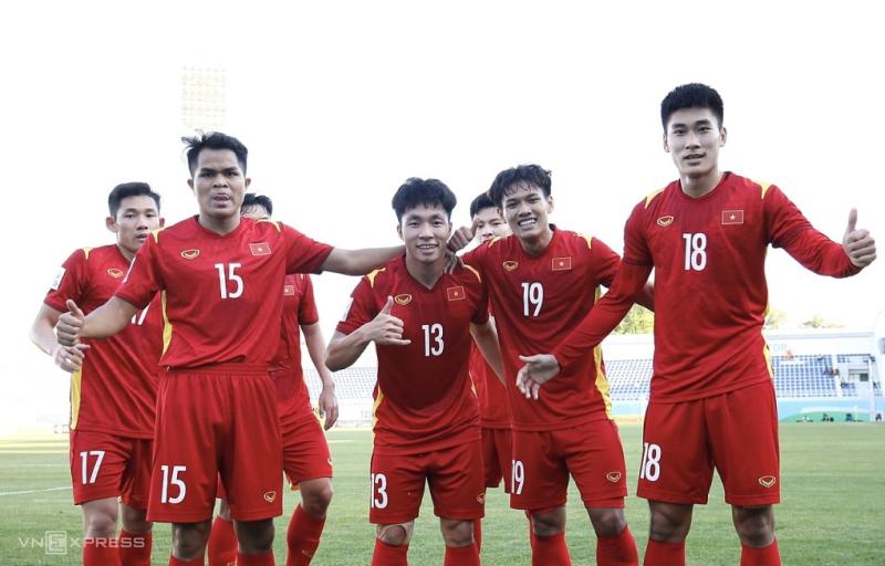 ... rồi ăn mừng cùng các đồng đội trong trận cuối cùng bảng C vòng chung kết U23 châu Á 2022. Ảnh: Lâm Thoả