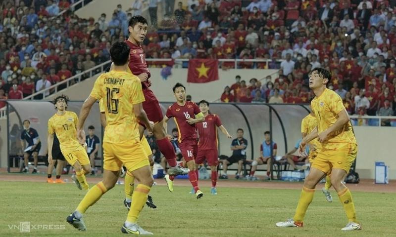 Khoảnh khắc Mạnh Dũng đánh đầu ghi bàn duy nhất trận chung kết trên sân Mỹ Đình. Ảnh: Ngọc Thành.